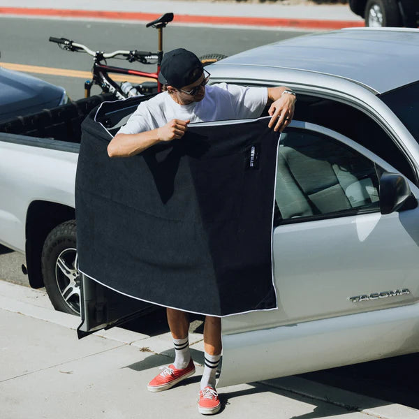 Gemini a dit Minimalist Magnetic Outdoor Bath Towel